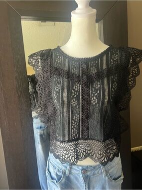 chic Black Lace Crochet Crop Top with Scalloped Hem